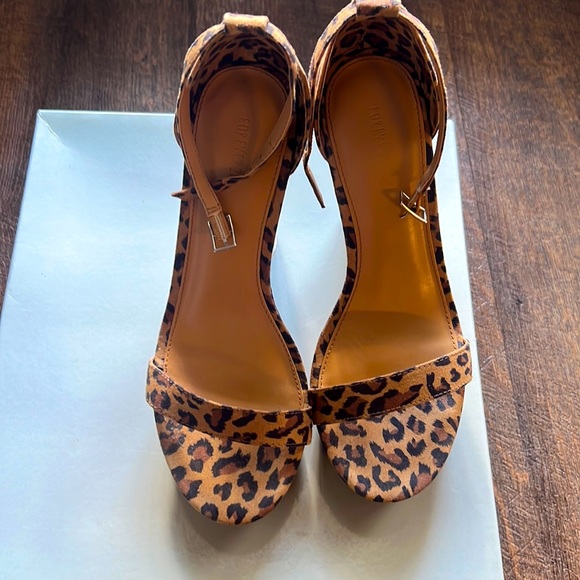 Cheetah print wedges Gentle used size * 7 woman’s - Picture 1 of 3